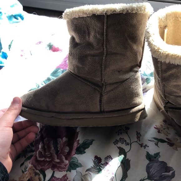 Brown Ugg’s - Picture 2 of 4